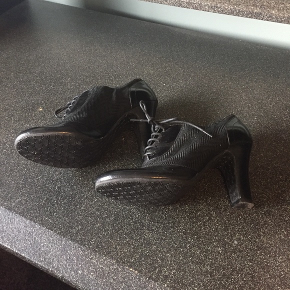 Nine West, black leather Oxford-style heeled pumps, like new, size 7 US B - Picture 4 of 5